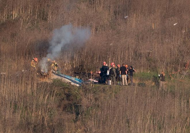 Restos del helicóptero accidentado donde falleció el exbaloncetista Kobe Bryant, su hija de 13 años y 7 personas más, incluyendo el piloto, en cerros de Calabasas, California (Estados Unidos).