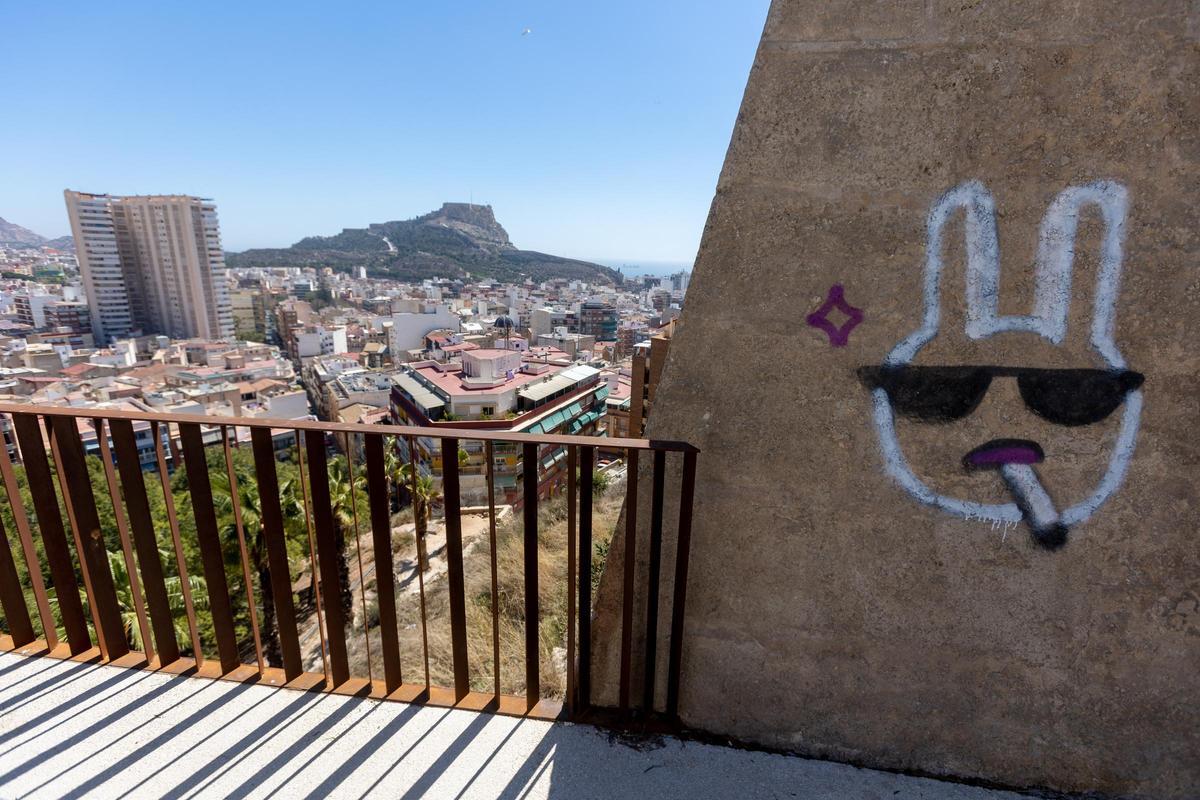 Una pintada en el Castillo de San Fernando, con el de Santa Bárbara al fondo