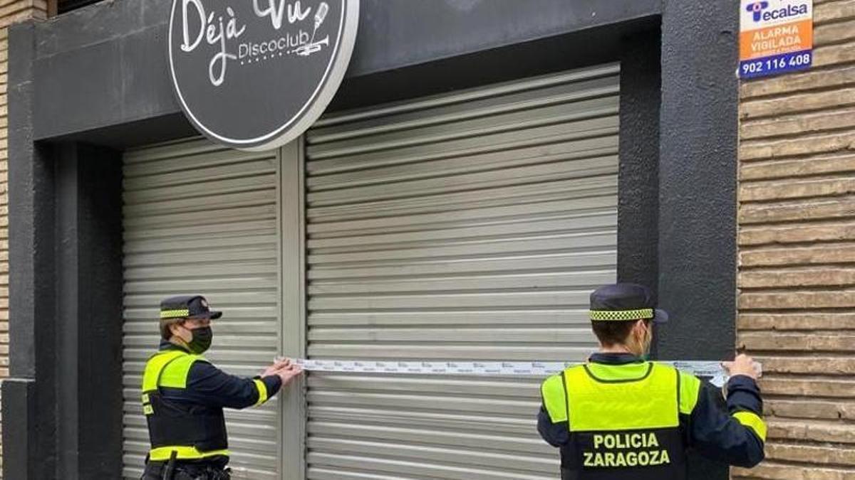 La Policía Local de Zaragoza cuando precintó el pub Déjà Vu.