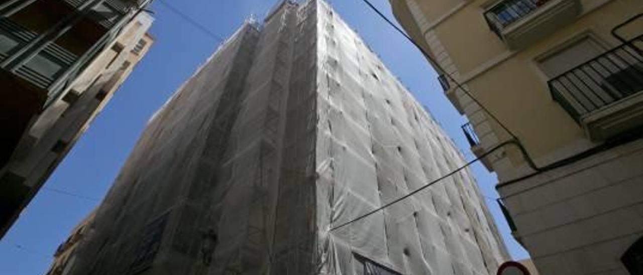 Edificios en rehabilitación en una calle de Alicante.