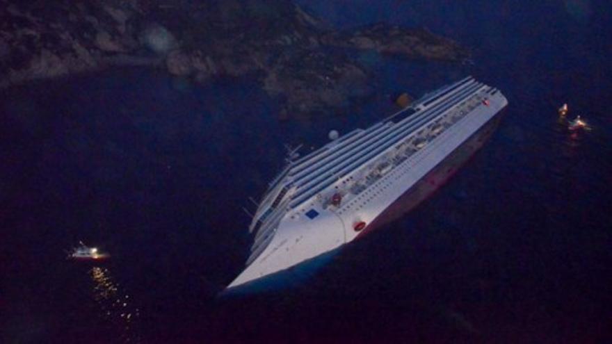 El crucero accidentado en Italia chocó contra una zona de rocas