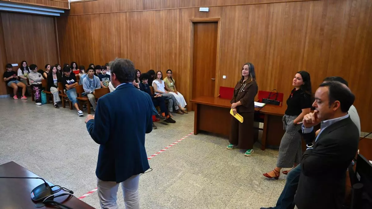 Alumnos de 4º de ESO aprenden cómo funciona la justicia con un juicio simulado sobre violencia de género