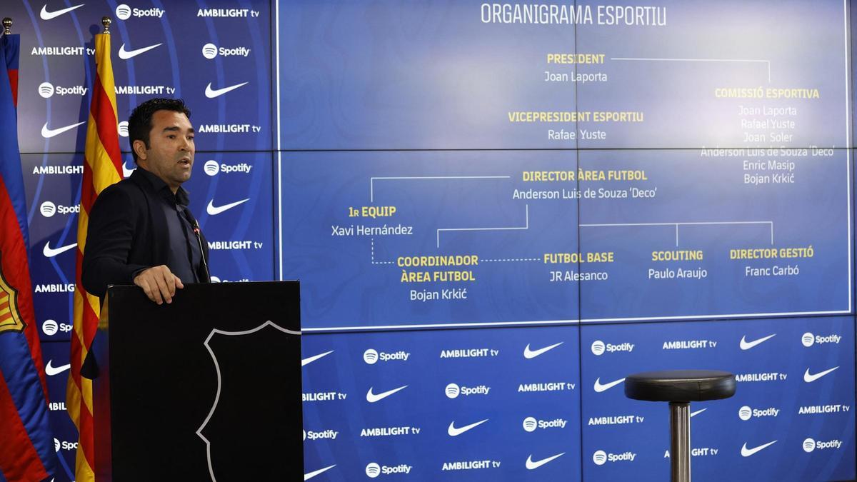 Deco enseña el nuevo organigrama deportivo del Barça.