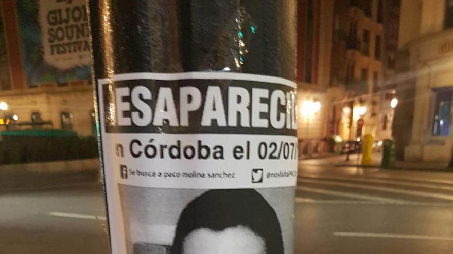 Uno de los carteles repartidos por Gijón pidiendo información sobre el joven desaparecido.