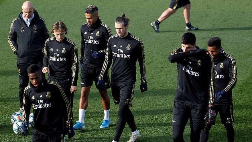 Los jugadores del Real Madrid, en el entrenamiento de ayer. // Efe