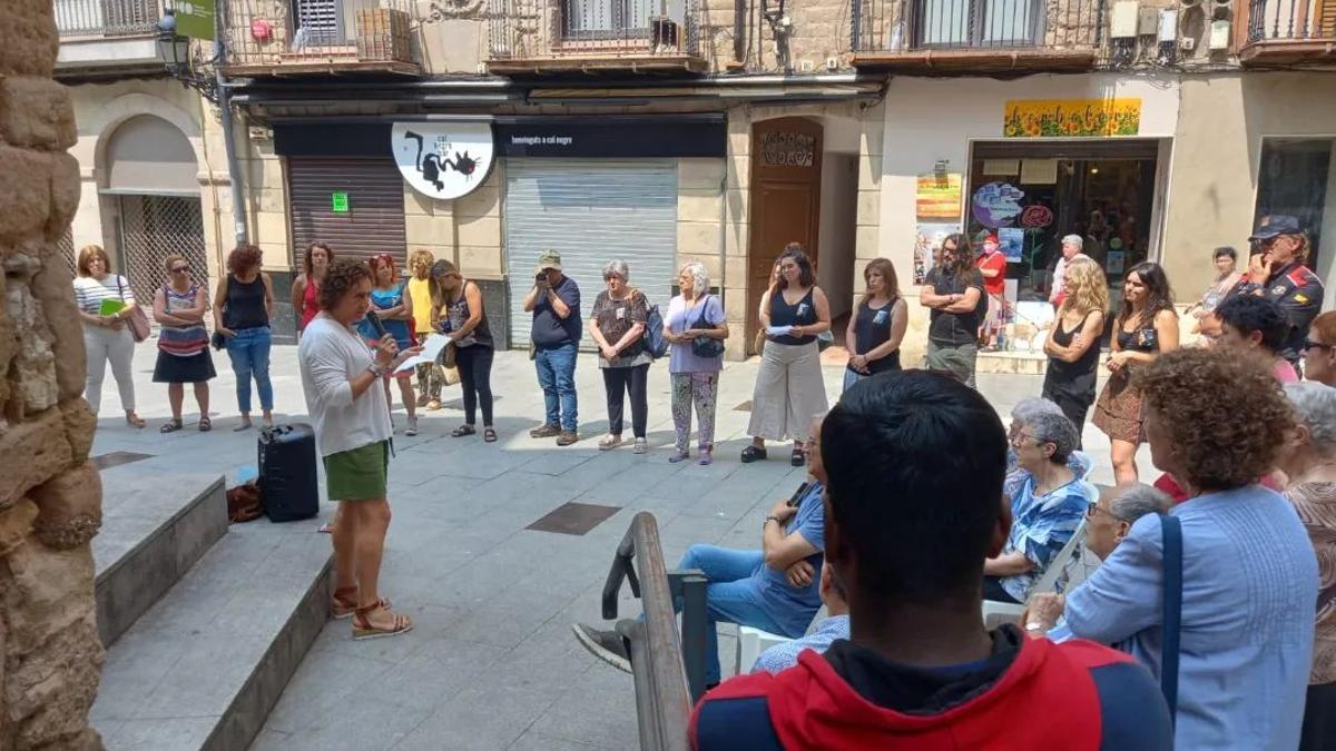 Un instant de l'acte a la plaça Sant Joan de Berga en el marc del Dia de l'Orgull i l'Alliberament LGBTI