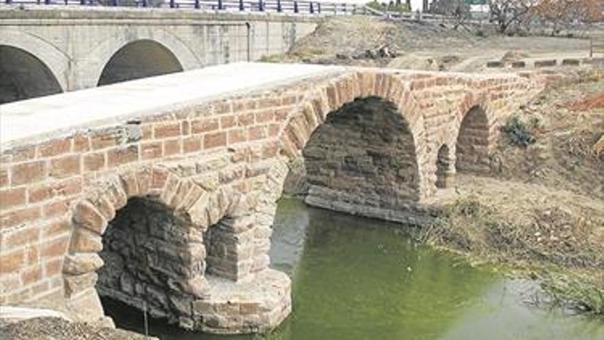 El puente romano de Villa del Río vuelve a recuperar parte de su histórico pasado