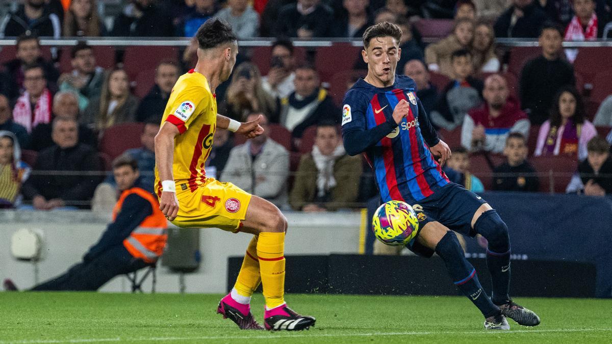 Gavin se dispone a encarar a Arnau en el Barça-Girona.