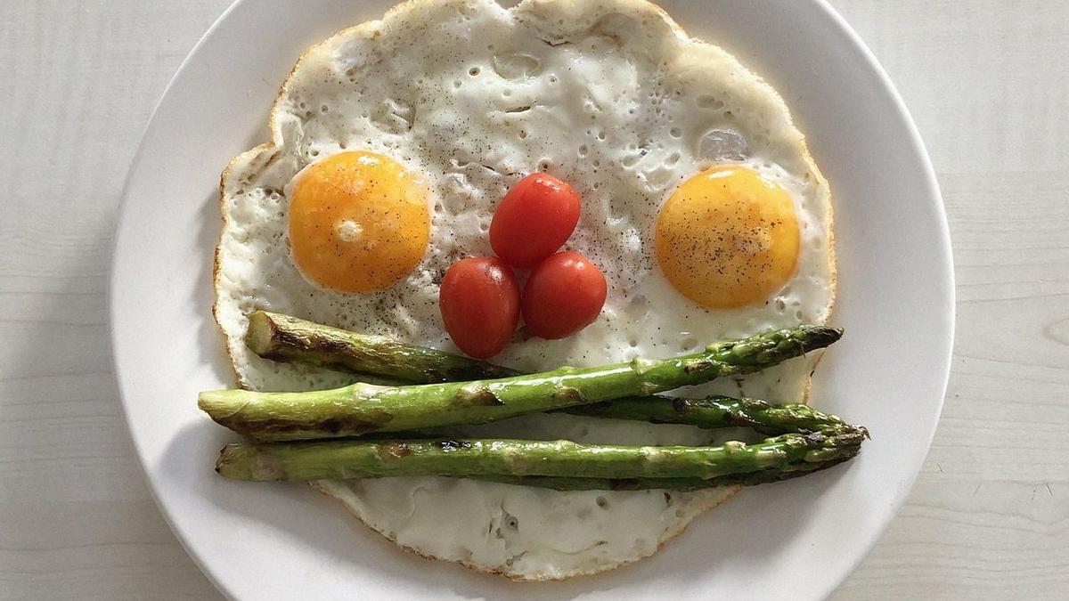 Platos con huevos.