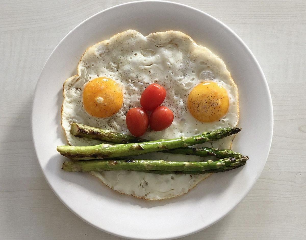 Platos con huevos.