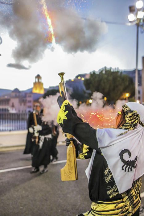 Las Fiestas de la Reconquista llenan las calles de olor a pólvora