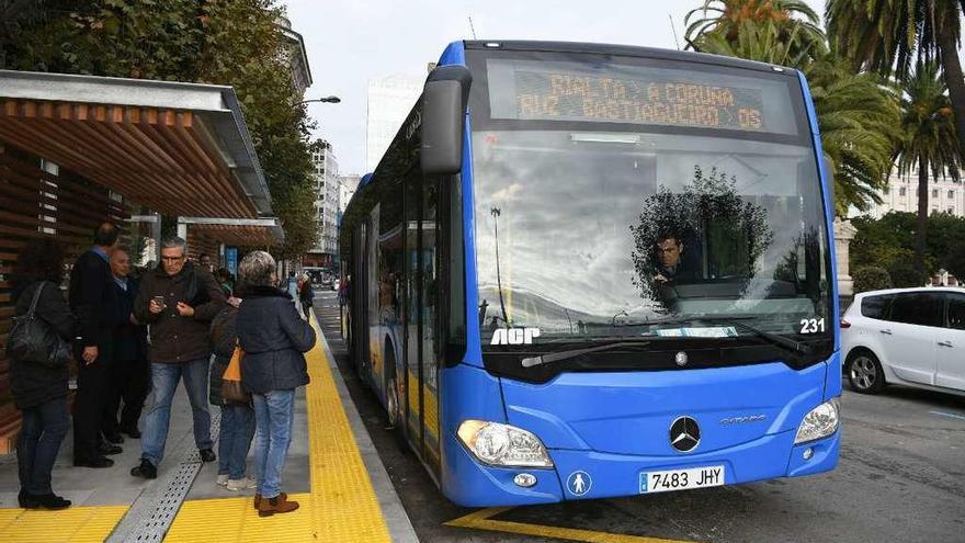 Uno de los buses de Cal Pita, en la nueva parada de Entrejardines.