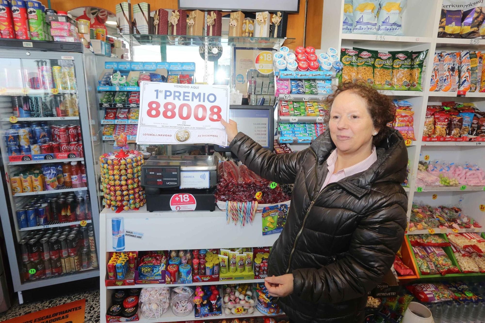 Lotería de Navidad: Sara Carballo reparte un décimo del Gordo en A Coruña