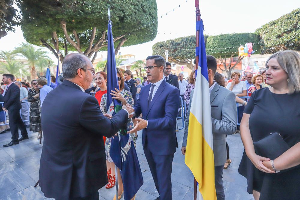 Benejúzar ha acogido el traslado de la patrona desde su santuario y un acto de homenaje a la Señera, en el día de la Comunidad Valenciana