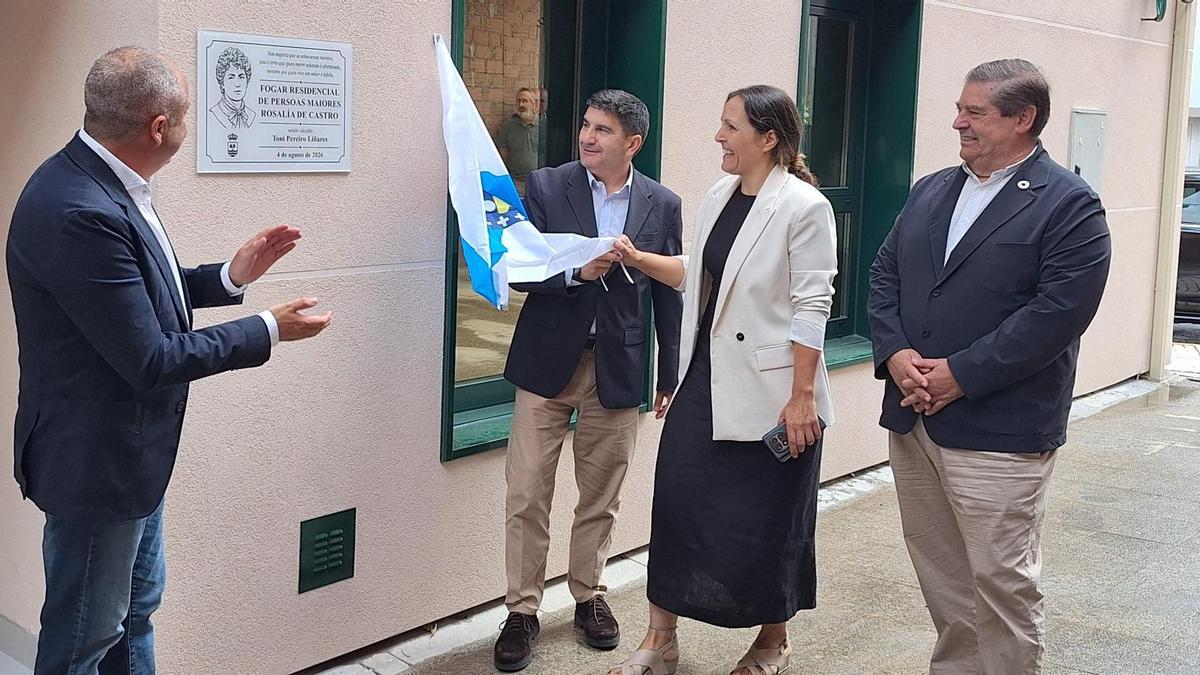 Pedro Blanco descubrindo a placa na inauguración da residencia xunto Antonio Pereiro, esquerda, Nuria Álvarez e Julio Abalde.