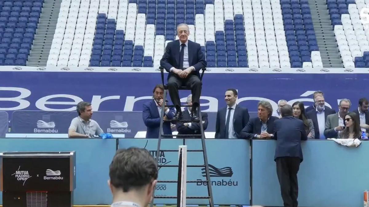 La imagen más surrealista del Bernabéu con Florentino como juez de línea