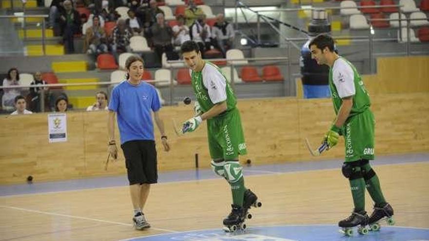 Diferentes momentos del Xolda Stars en el Palacio de Riazor, con los jugadores del Liceo Sergi Miras y Eduard Lamas. / carlos pardellas