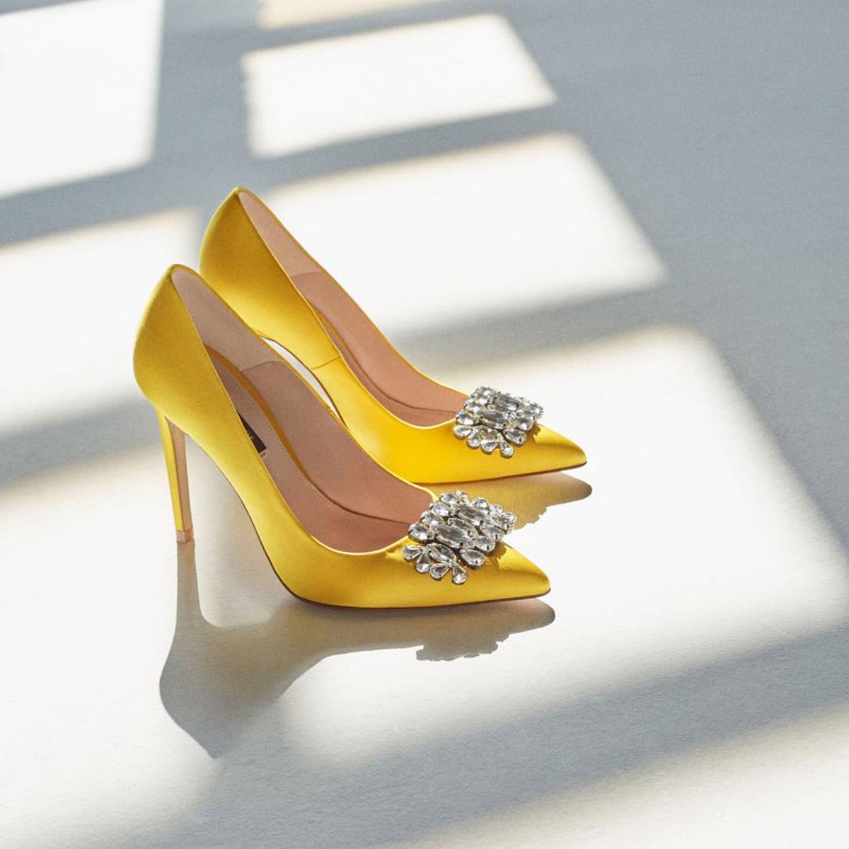 Zapatos de invitada: salones joya amarillos