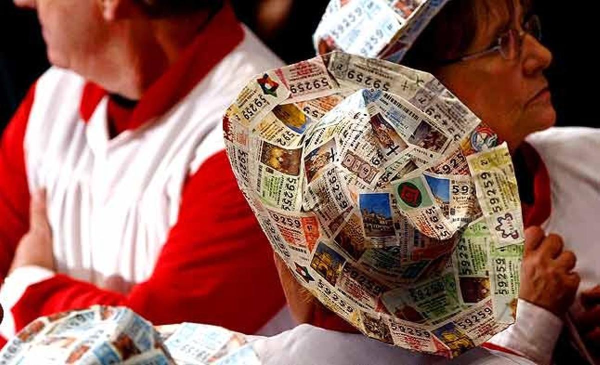 Tres persones disfressades segueixen el sorteig extraordinari de Nadal al Palau de Congressos de Madrid. Es repartiran més de 2.300 milions d’euros en premis, amb un premi gros dotat amb tres milions d’euros, cosa que suposa que el posseïdor de cada dècim s’embutxacarà 300.000 euros.