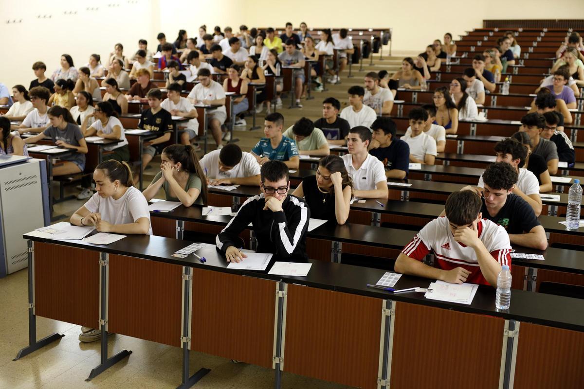 Alumnos hacen la PAU extraordinaria en la Universidad de Zaragoza, en una imagen de archivo.