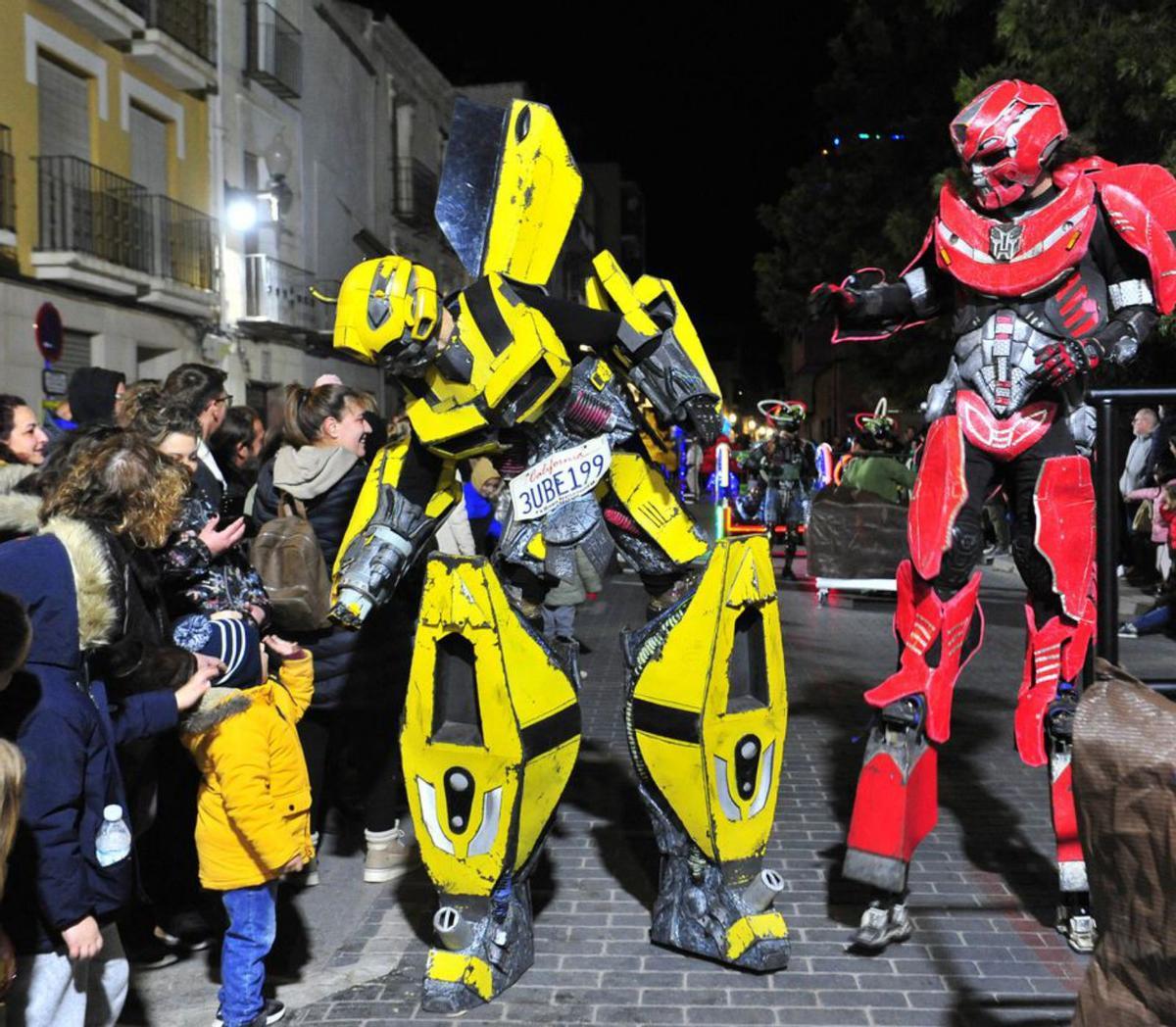 Los Reyes Magos
enfilan el centro desde
Las Espeñetas. Matías Segarra