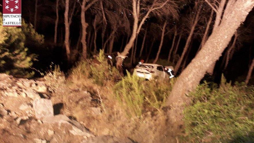 Rescatan a dos jóvenes tras caer con su coche por el mirador de Orpesa