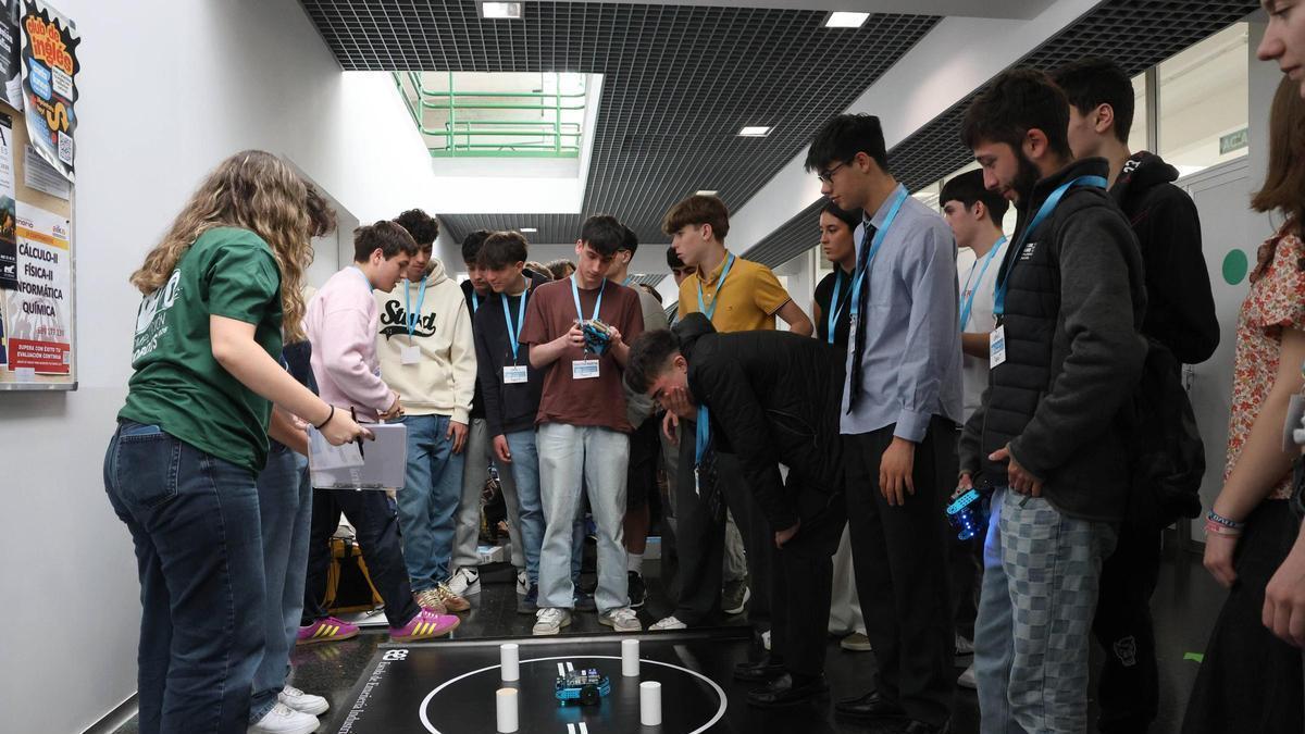 Estudiantes participan en la competición de robots de la UVigo.