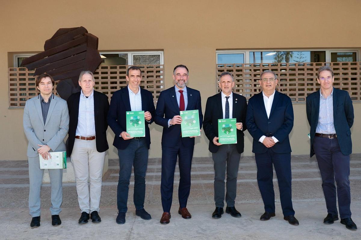 Foto institucional en la visita a los edificios rehabilitados y a la plata térmica de alta eficiencia.