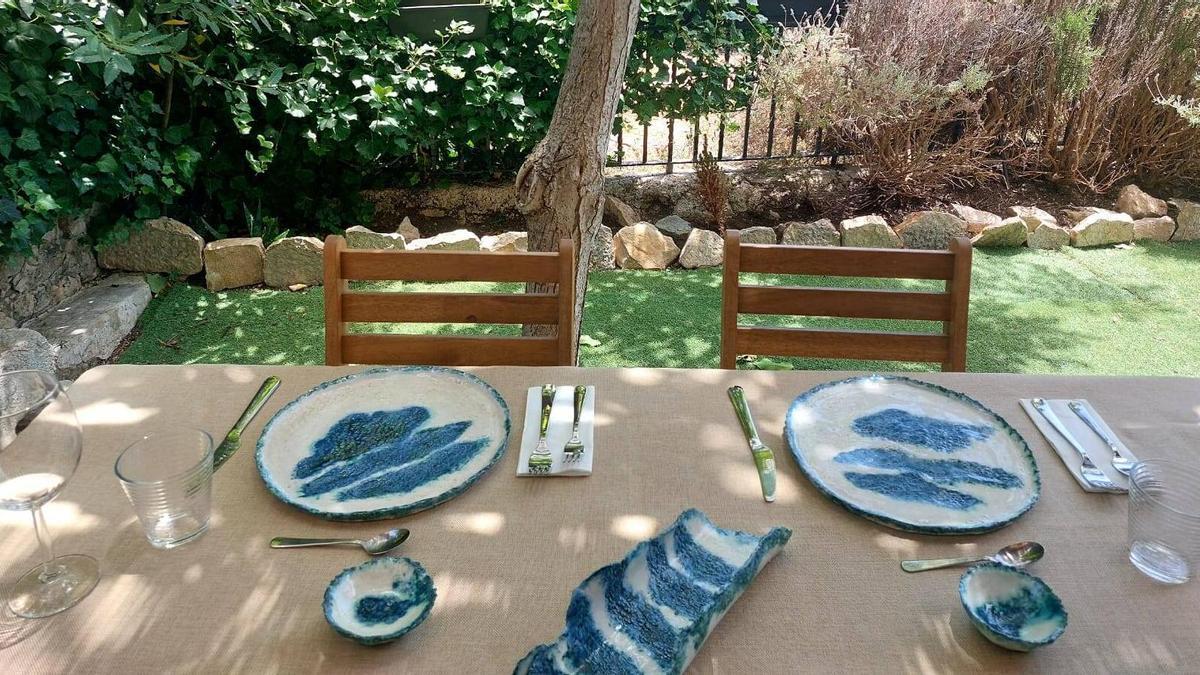 Speisen-mit-der-Weltliteratur-Acht-G-ste-drei-G-nge-und-gro-e-Literatur-in-einem-Garten-auf-Mallorca