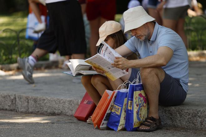 Madrid vuelve a tener hambre de libros en una Feria que arranca entre humor y calor: "La reina Letizia me ha tocado la mano, le recomendaría leer a Elvira Mínguez"