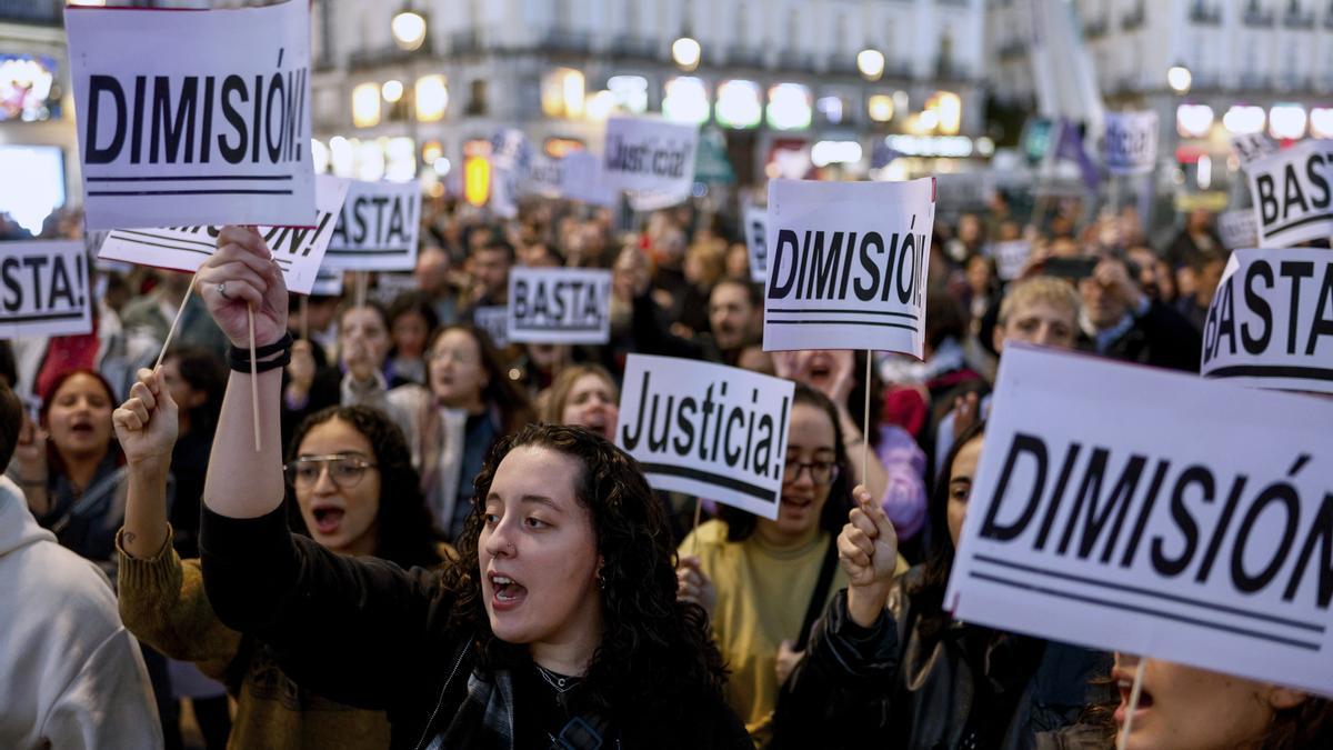 Centenares de personas piden en Madrid la dimisión de Carlos Mazón