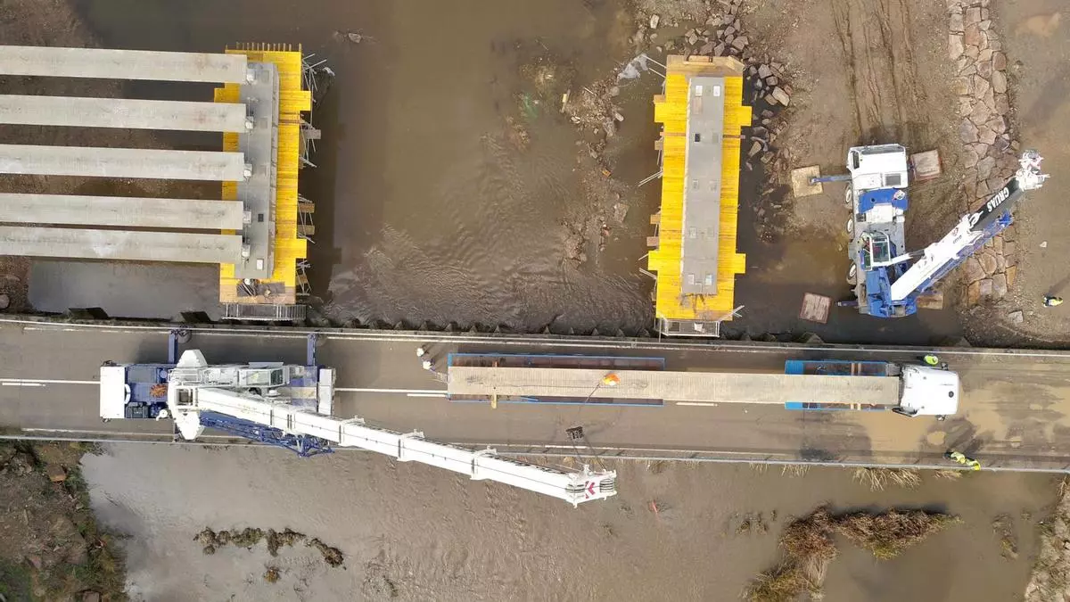El puente de Domez da un paso de gigante con la instalación de la plataforma