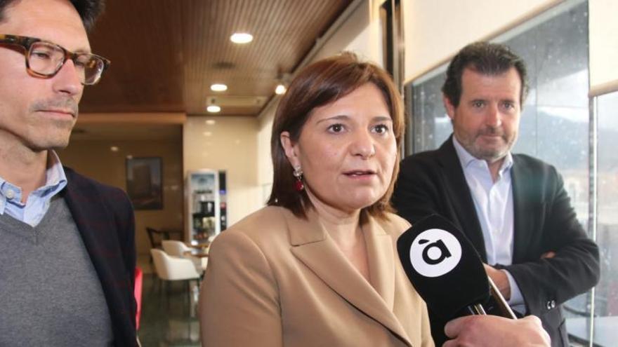 El candidato a la Alcaldía de Alcoy, Quique Ruiz, Isabel Bonig y el presidente del PP provincial, José Císcar.