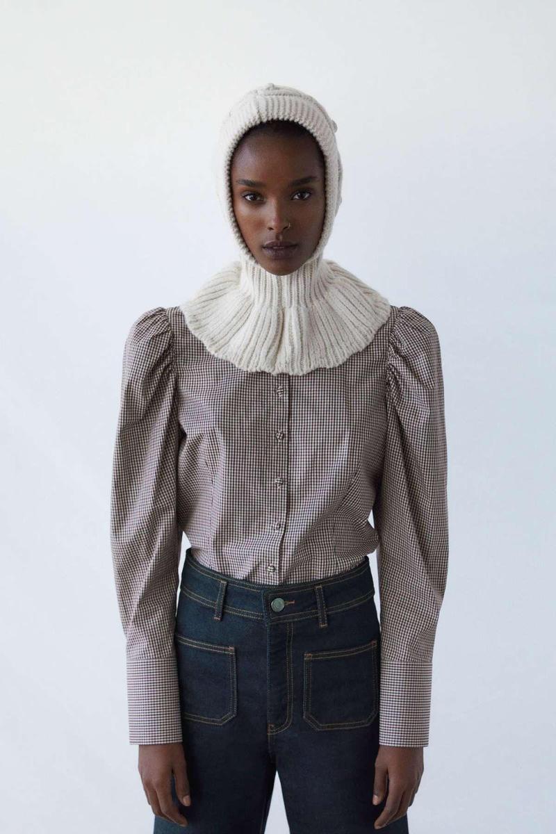 Modelo con cuello de punto de lana de Zara