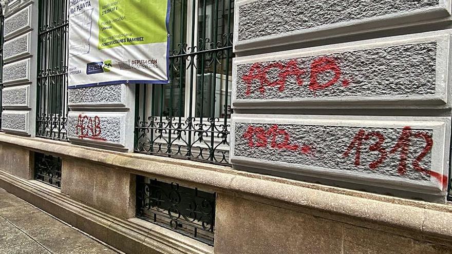 Una de las pintadas en el edificio del Concello. | // FDV