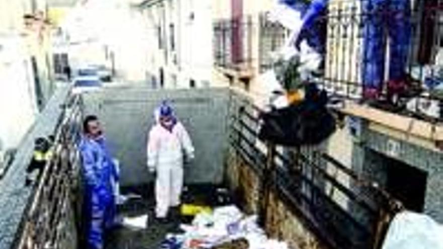 Conyser retira de la casa de Eusebio `El batería´ 4.500 kilos de basura