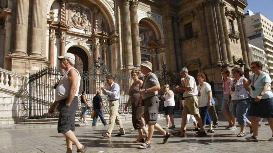 Turistas de paseo por el centro de la capital.