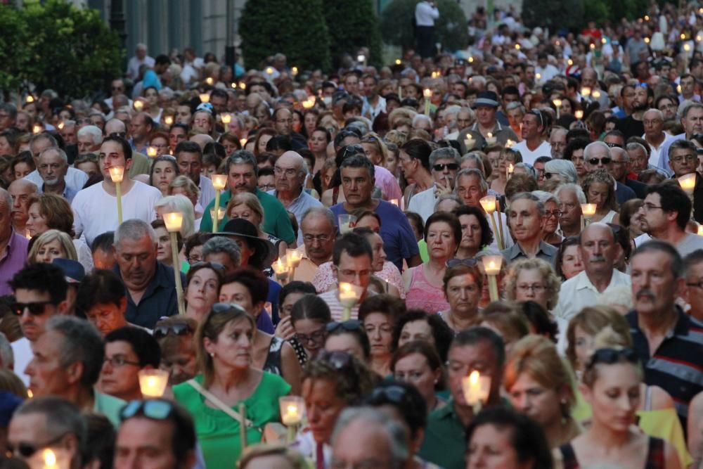 Cientos de miles de seguidores acompañan a la procesión por el centro de Vigo en medio de un asfixiante calor.