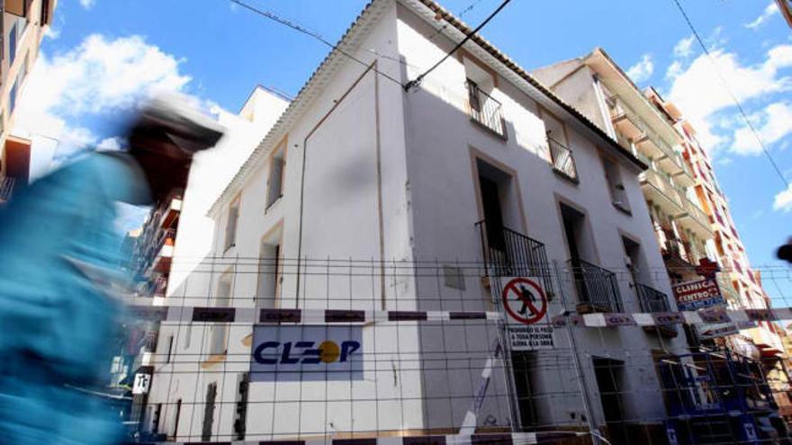 La fachada actual del edificio, cuyo proyecto inicial de reforma pretendía reproducirla. A la derecha, recreación del nuevo diseño que el lunes se propondrá al pleno.