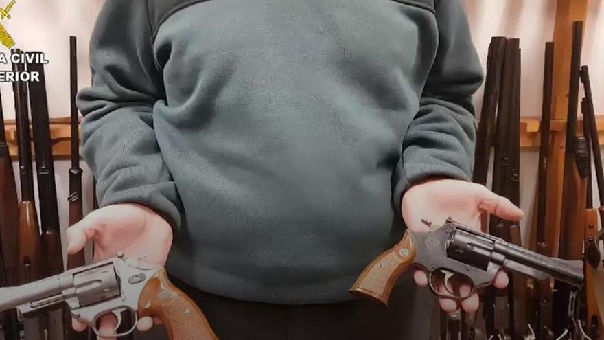 Die Guardia Civil stellte zwei Revolver sicher