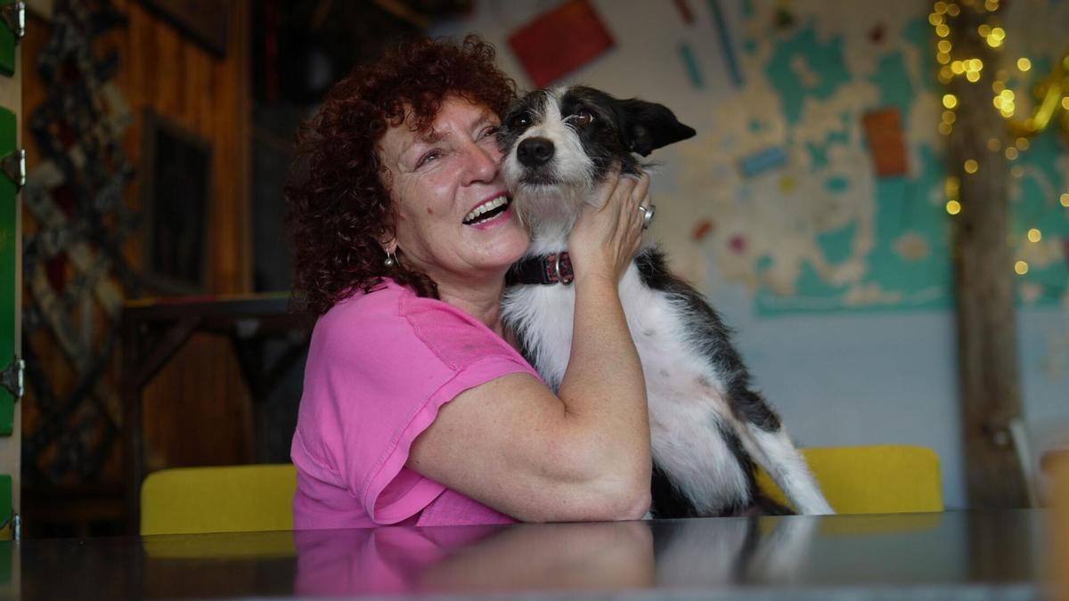 Así es la 'jefa' más singular de Louzás: Tata, la perra rescatada que vigila los pinchos en una terraza oculta de A Coruña