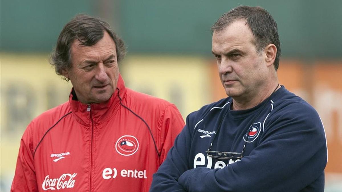 Bonini, junto a Bielsa cuando coincidieron en la selección de Chile