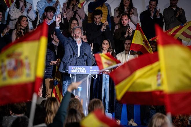 En imágenes | Primer gran acto del PP en Zaragoza para las elecciones del 8F y visita de Azcón y Ayuso a la Basílica del Pilar
