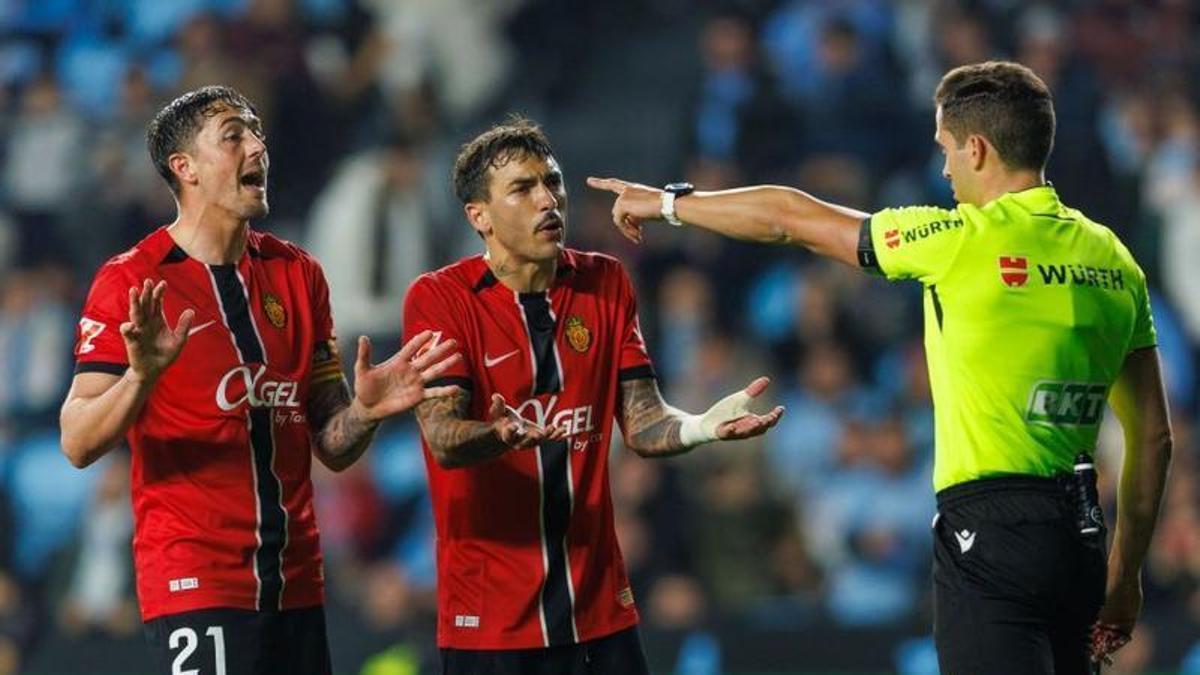 Raíllo protesta, junto a Antonio Sánchez, tras señalar el árbitor el penalti sobre Borja