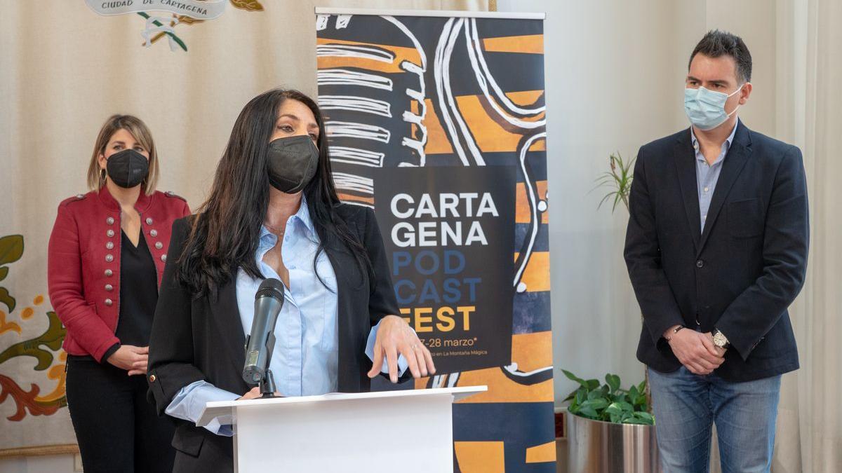 Una de las organizadoras del festival, durante su intervención en la presentación.