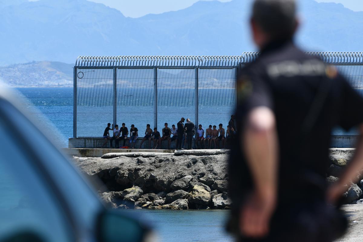 Un grupo de migrantes marroquíes en las inmediaciones de la valla de Ceuta, a 17 de mayo de 2021.