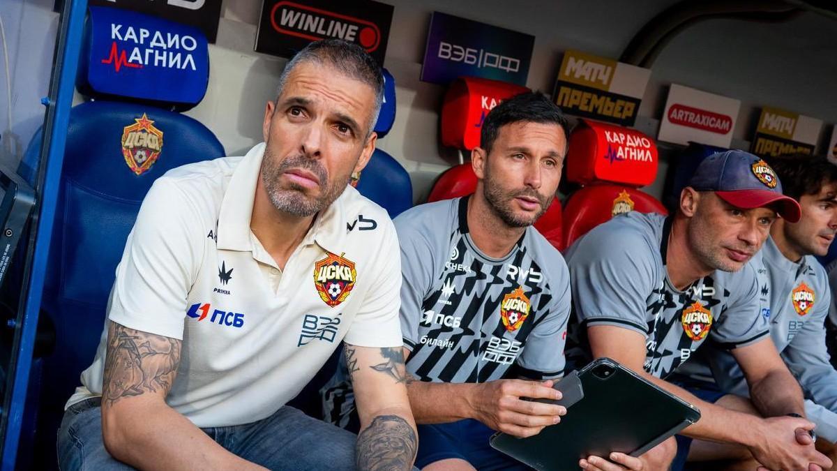 Manel Expósito ejerciendo de entrenador asistente