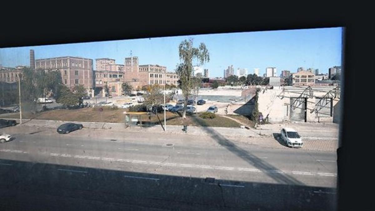 Vistas desde la nave de la calle de Paraguay, en el Poblenou, la última en ser desalojada, este verano.