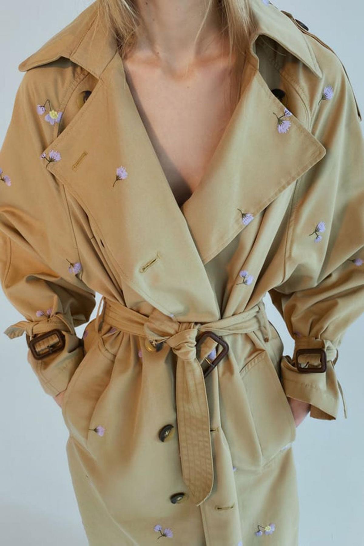 Gabardina bordada de Zara