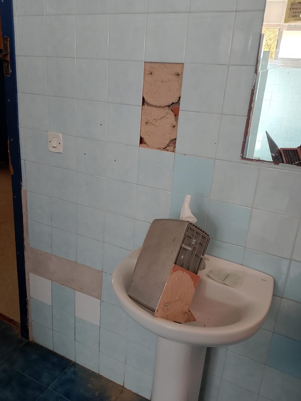 El estado de uno de los baños del gimnasio del instituto alicantino